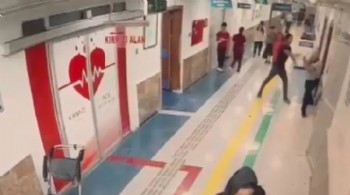Acilde dehşet anları... Doktor ve güvenlik görevlisine saldırdı!