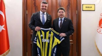 Adalet Bakanı'na hapisten imzalı forma!