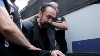 Adnan Oktar beraat etti, savunması dikkat çekti: Dekolte giyen insanların da Müslüman olabileceğini gösterdim