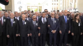 Altan Öymen'in cenazesinde dikkat çeken kare
