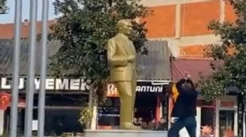Atatürk heykeline balyozla zarar veren zanlı tutuklandı