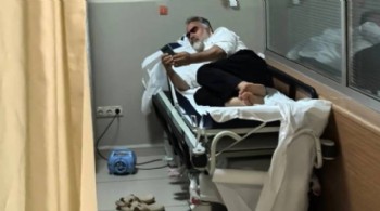 Bacağını ısıran yılanla hastaneye gitti