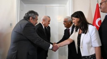 Bahçeli, İmralı heyetini kapıda karşıladı