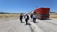 Başkan Balaban Karaali'de süren asfalt çalışmasını inceledi