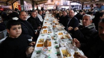 Başkan Balaban Karaköy'de vatandaşlarla iftar yaptı