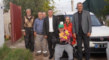 Başkan Okuroğlu engelli vatandaşı evinde ziyaret etti