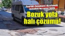 Bayraklı Belediyesi bozuk yolu yapmadı, mahalleli çareyi halıda buldu!