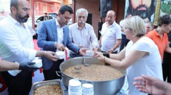 Bayraklı'da aşure bereketi