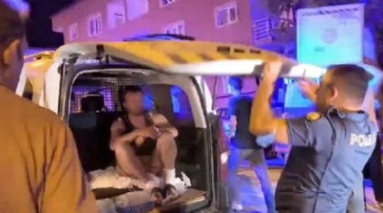 Benzin bidonuyla yakalandı linçten polis kurtardı