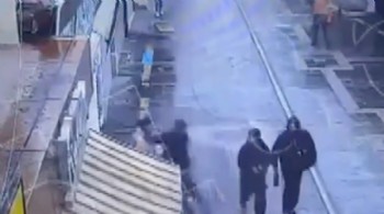 Birini bıçaklamam lazım diyerek evden çıktı, 16 yaşındaki kızı bıçakladı