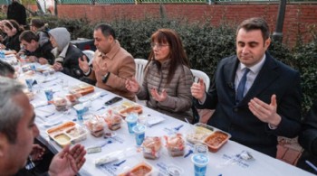 Büyükşehir iftar sofrasını bu kez Karşıyaka’da kurdu