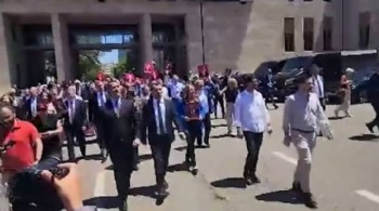 CHP'li ve AK Partili vekillerin sokakta slogan savaşı