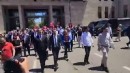 CHP'li ve AK Partili vekillerin sokakta slogan savaşı