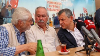 CHP lideri Özel, Kırşehir'de emeklilerle buluştu