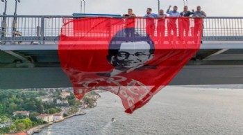 CHP milletvekilleri köprüye pankart astı: Küplere binen AK Parti'nin Meclis dışında bıraktığı isim oldu