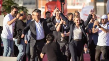 CHP'ye yeni milletvekili! Rozetini Özel mitingde taktı