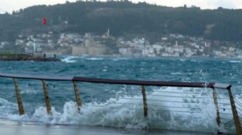 Çanakkale Boğazı fırtına nedeniyle çift yönlü trafiğe kapatıldı