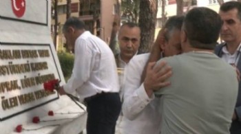 Cenazesinde protesto edilmişti: Şehit Enis Budak'ın babası CHP lideri Özel'i alnından öptü!