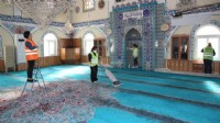 Çiğli’de bayram öncesi cami ve mezarlıklarda kapsamlı temizlik