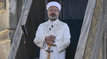 Diyanet'ten altın varaklı davetiye