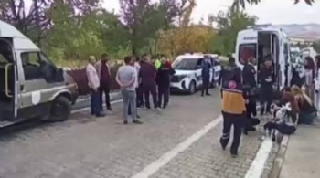 Dolmuş, kampüste ağaca çarptı; 13 öğrenci yaralı!