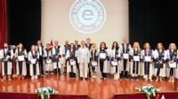 EÜ'de yeni akademik ünvanlarını alan akademisyenler ödüllendirildi