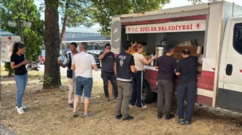 Efeler Belediyesi'nden öğrencilere ve velilere serinleten destek