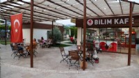 Efeler'in Bilim Kafe'si saat 23.00'e kadar misafirlerini ağırlamaya başladı