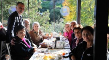 Eğitimci Başkan emekli öğretmenleri konuk etti