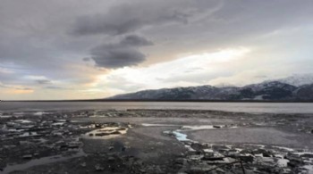 Eksi 15 derece soğuk Eber Gölü’nü dondurdu