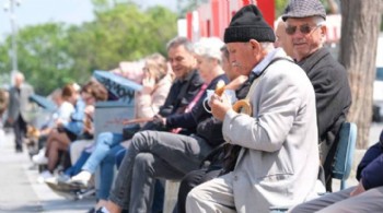 Emekliler ev kirasını bölüşmek için birlikte yaşıyor