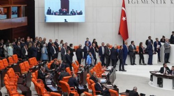 Erdoğan'a ordudan ihraç yetkisi veren düzenlemede geri adım atıldı