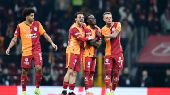 Galatasaray arayı açıyor