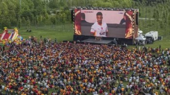 Galatasaray taraftarı yağmura rağmen Yenikapı'ya akın etti
