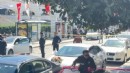Güpegündüz silahlı saldırı... Motosikletle kaçtılar!