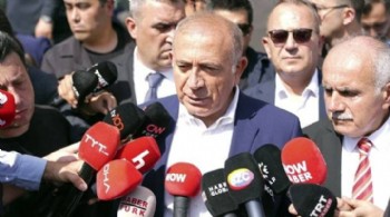 Gürsel Tekin binaya geldi, 10 dakika sonra gitti
