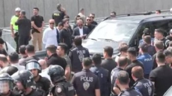 Gürsel Tekin il başkanlığına geldi: Büyük protestolarla karşılandı!