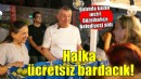 Güzelbahçe Belediyesi, dalında kalan bardacık incirini alıp halka dağıttı