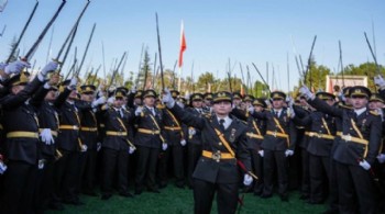 Harp okullarının 4 gün sonraki mezuniyet töreninde 'Atatürkçü teğmenler' alarmı