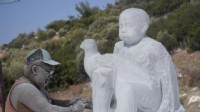 Heykeltraşlar Kuşadası'nda sanat üretiyor