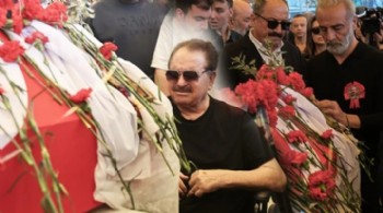 İbrahim Tatlıses ve Yılmaz Erdoğan tabutun başında gözyaşı döktü