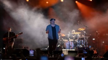 İhraç edilen teğmenler Duman konserinde: Kaan Tangöze sahneden selamladı