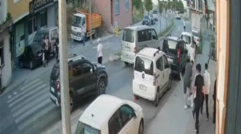 İş yerine minibüsle daldılar, 2 kişiye saldırdılar