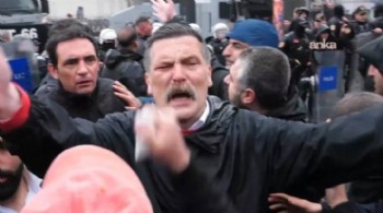 İşçi Partisi Genel Başkanı'na İşçi Bayramı'nda biber gazı