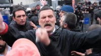 İşçi Partisi Genel Başkanı'na İşçi Bayramı'nda biber gazı
