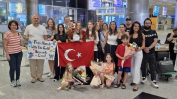 İtalya'da tarih yazan yüzücü Eda'ya İzmir'de coşkulu karşılama
