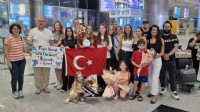 İtalya'da tarih yazan yüzücü Eda'ya İzmir'de coşkulu karşılama