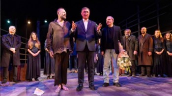 İzmir Şehir Tiyatroları’ndan Cadı Kazanı için görkemli prömiyer