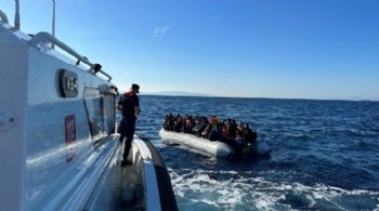 İzmir açıklarında 154 kaçak göçmen yakalandı