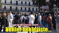 İzmir'de AYT heyecanı... Veliler okul önlerinde bekleyişte!